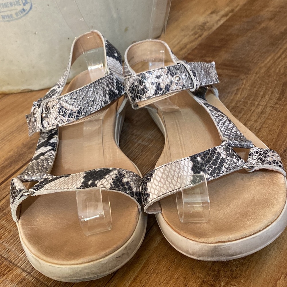 Tommy Bahama Inisha Reflexology Leather Snakeskin Black cream sandals size 9